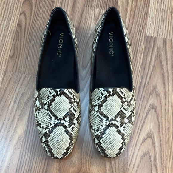 Vionic Cream and Brown Flats Snakeskin Loafers 8.5 - Picture 1 of 5